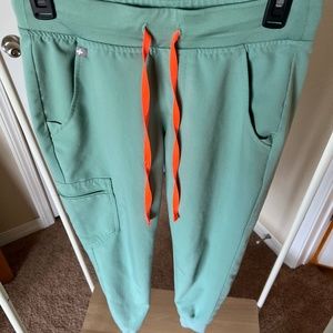 FIGS XS-Petite Zamora Jogger Scrub pants in Jade